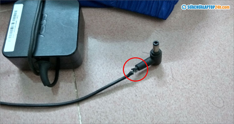 Sạc laptop đứt dây có thể là nguyên nhân dẫn khiến laptop Dell bật không lên nguồn do đã hết pin