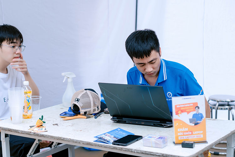 Ưu đãi cài đặt phần mềm miễn phí thu hút nhiều bạn sinh viên