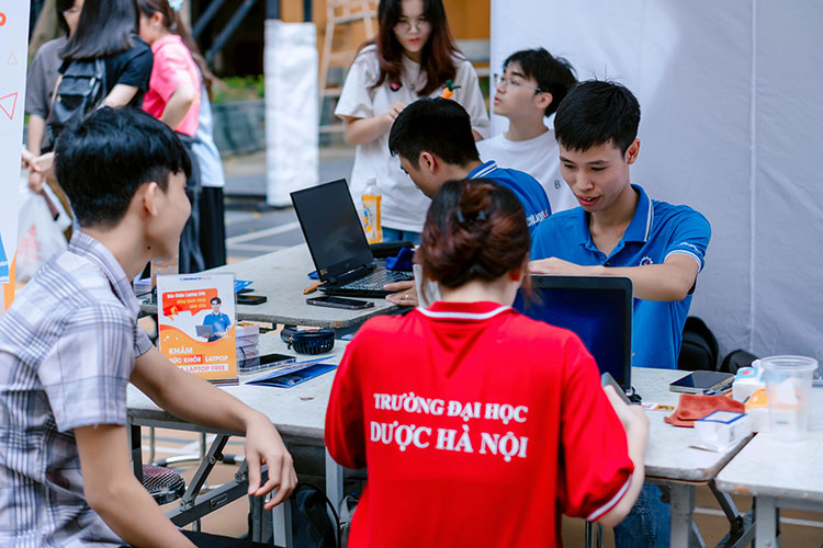 Nụ cười hân hoan rạng rỡ của các bạn sinh viên khi được hỗ trợ spa laptop miễn phí