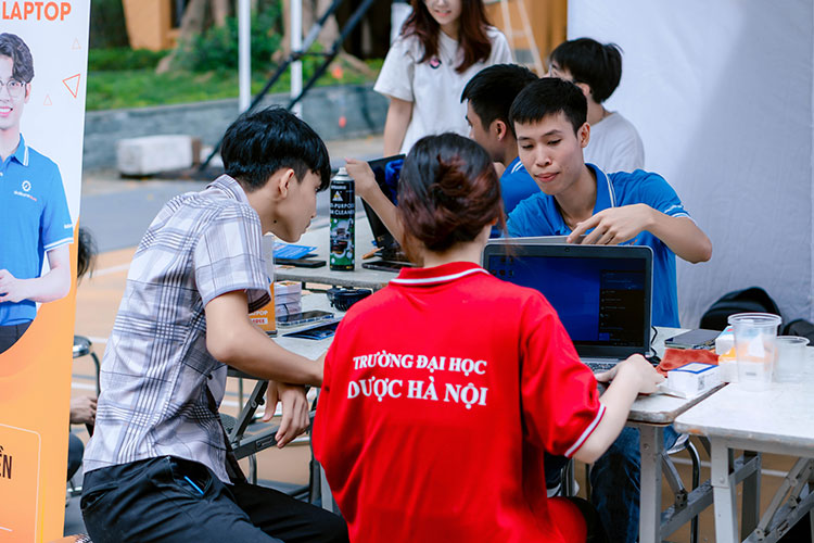 Sửa chữa Laptop 24h hỗ trợ kiểm tra, tư vấn laptop miễn phí cho người hiến máu tại sự kiện