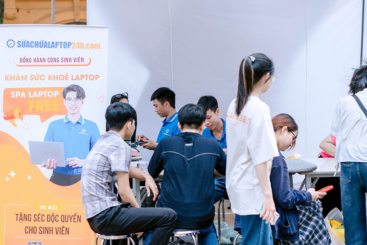 Ưu đãi cài đặt phần mềm miễn phí thu hút nhiều bạn sinh viên