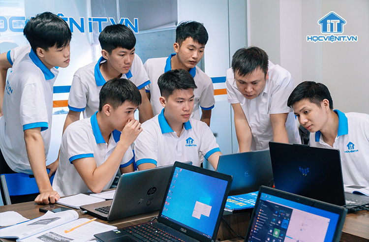 Buổi học cài Windows của Học viện iT