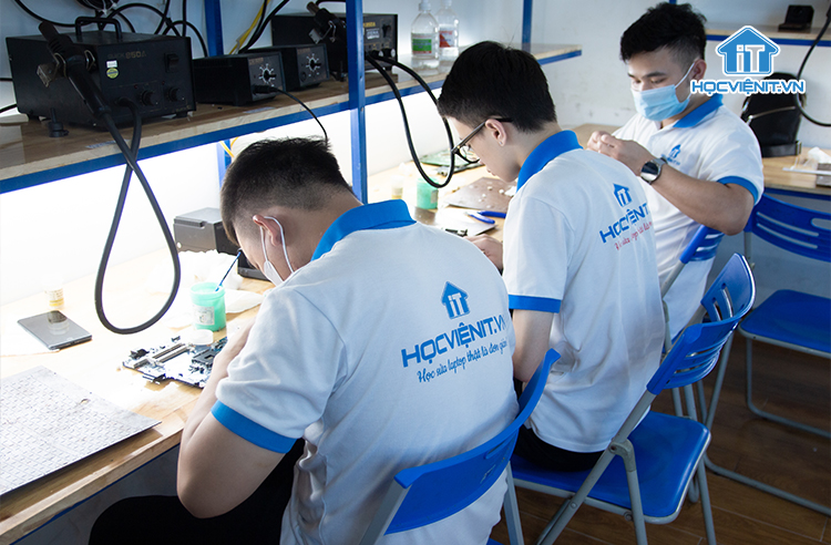 Buổi học khò hàn linh kiện tại Học viện iT