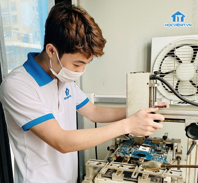 Học viên thực hành tại Học viện IT