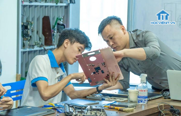 Học viên tại Học viện IT được các thầy chỉ dạy nhiệt tình