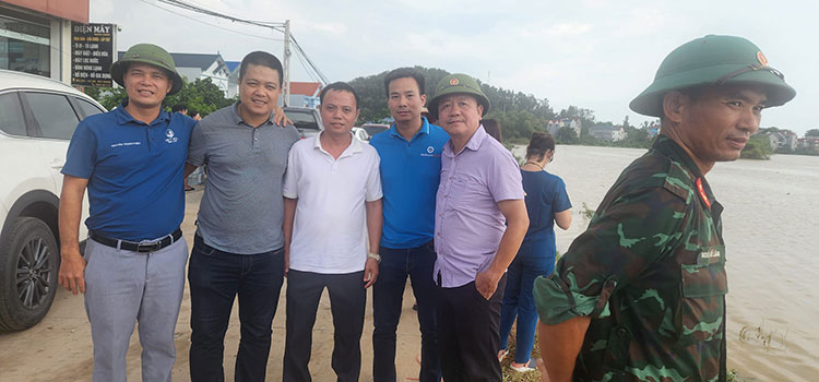 BLĐ 24h trực tiếp vận chuyển thực phẩm cứu trợ về vùng ngập lụt để hỗ trợ người dân