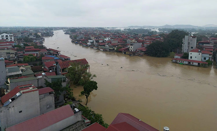 Nước ngập sâu khiến nhiều hộ dân bị cô lập