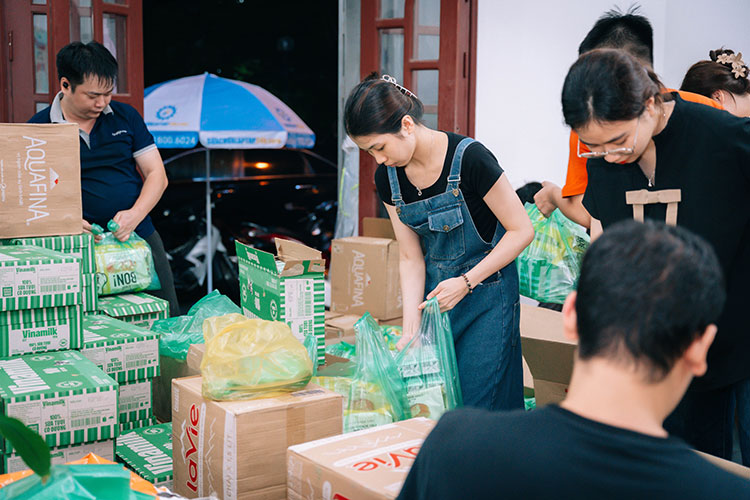 Hình ảnh CBCNV 24h tất bật chuẩn bị đóng gói thực phẩm cứu trợ dù trời đã tối muộn