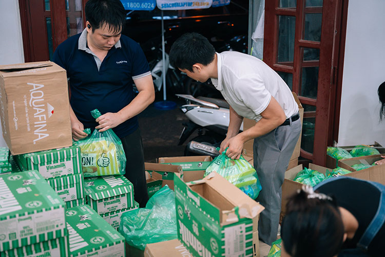Anh Bùi Thanh Tân - Tổng giám đốc 24h Group đích thân ở lại và tham gia đóng gói thực phẩm cứu trợ