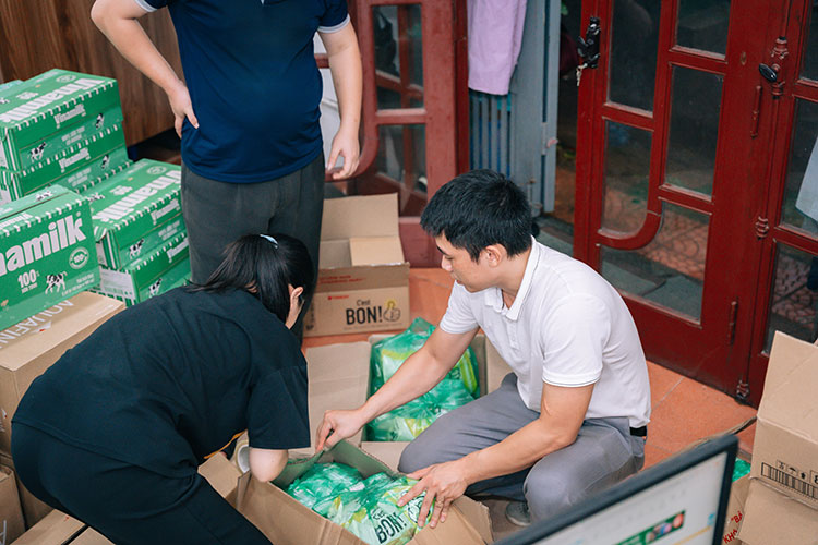 Anh Bùi Thanh Tân - Tổng giám đốc 24h Group đích thân ở lại và tham gia đóng gói thực phẩm cứu trợ