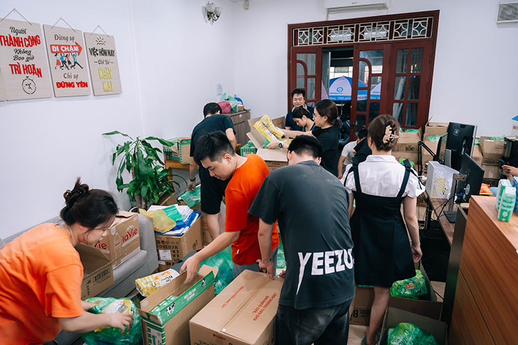Hình ảnh CBCNV 24h tất bật chuẩn bị đóng gói thực phẩm cứu trợ dù trời đã tối muộn