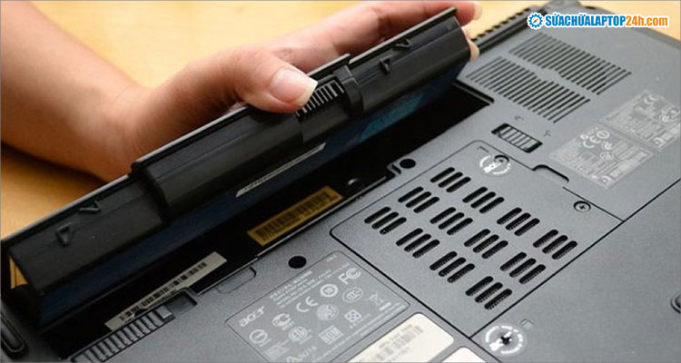 Một số dòng laptop có pin tháo rời dễ dàng như hình