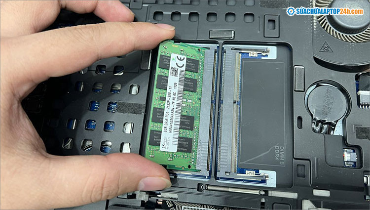 Vệ sinh lại khe cắm RAM