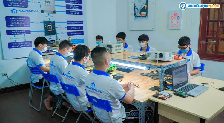 Một lớp học nghề sửa chữa máy tính của Học viện iT