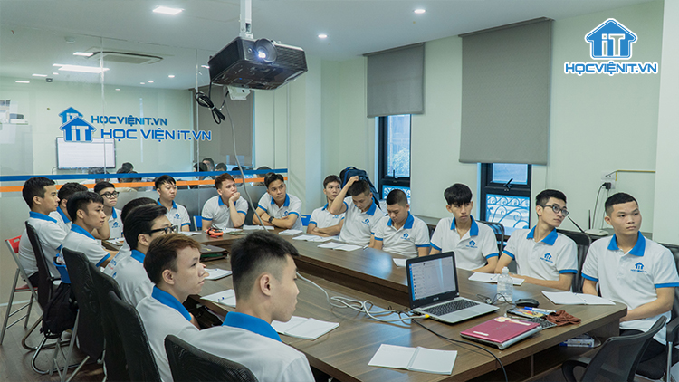 Lớp học sửa laptop tại Học viện iT
