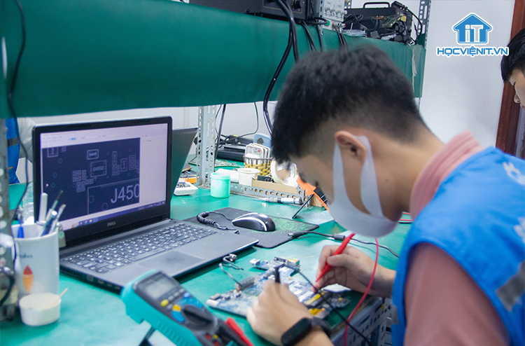 Học nghề sửa chữa máy tính là hướng đi đúng đắn cho tương lai