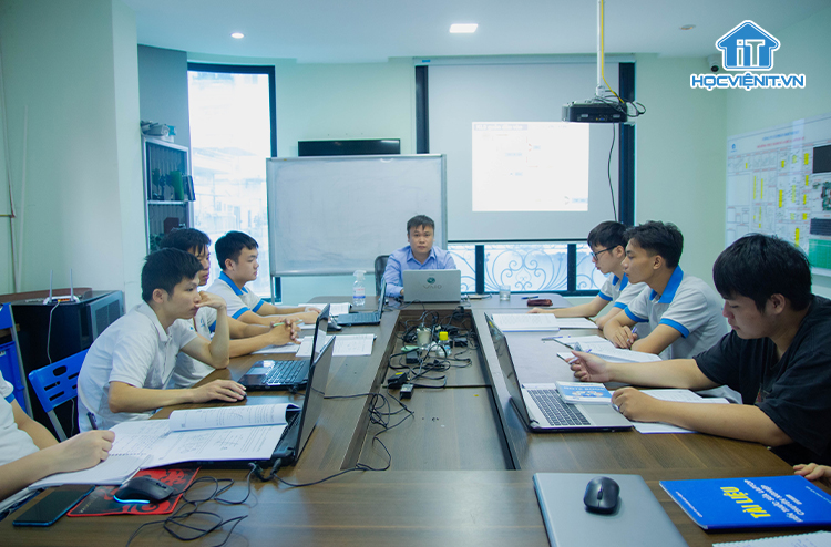 Một lớp học sửa chữa máy tính laptop của Học viện iT