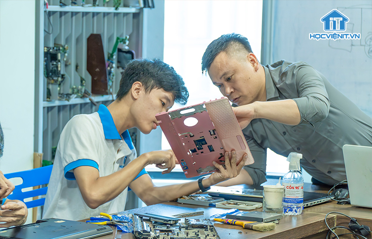Lớp học sửa chữa máy vi tính của Học viện iT