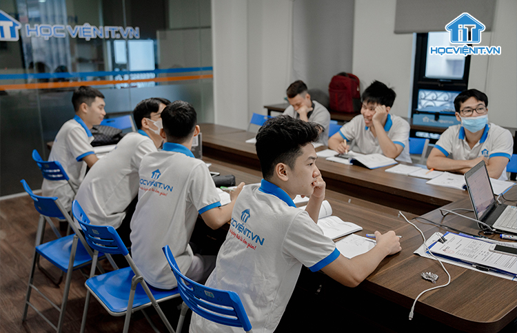 Lớp học lắp ráp và sửa chữa máy tính của Học viện iT