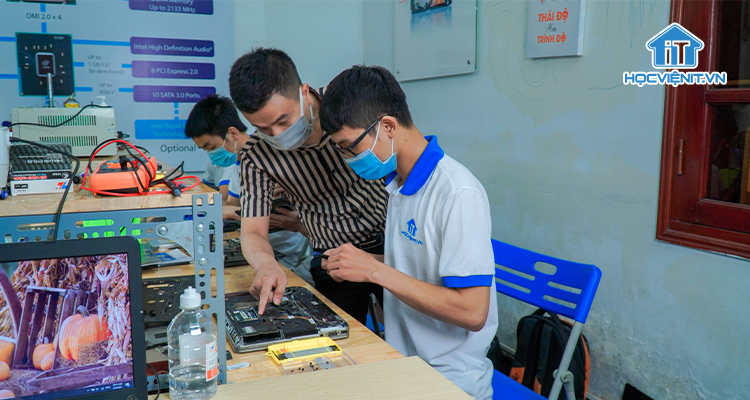Một lớp học sửa chữa máy tính của Học viện iT