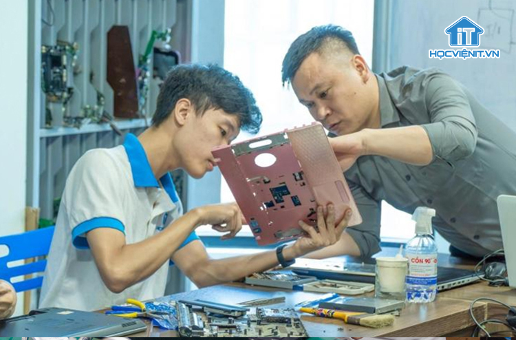 Giảng viên dạy nghề sửa chữa laptop Trương Văn Ngọc