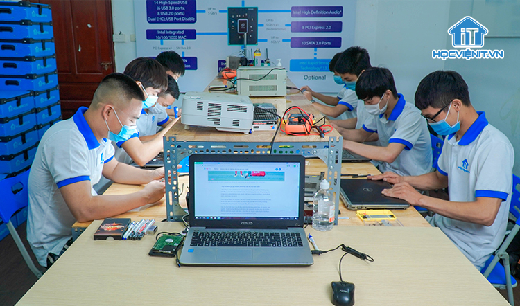 Lớp học sửa chữa máy tính laptop của Học viện iT