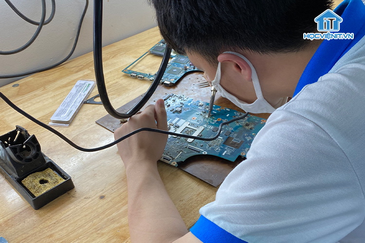 Làm thế nào để học sửa máy tính hiệu quả?