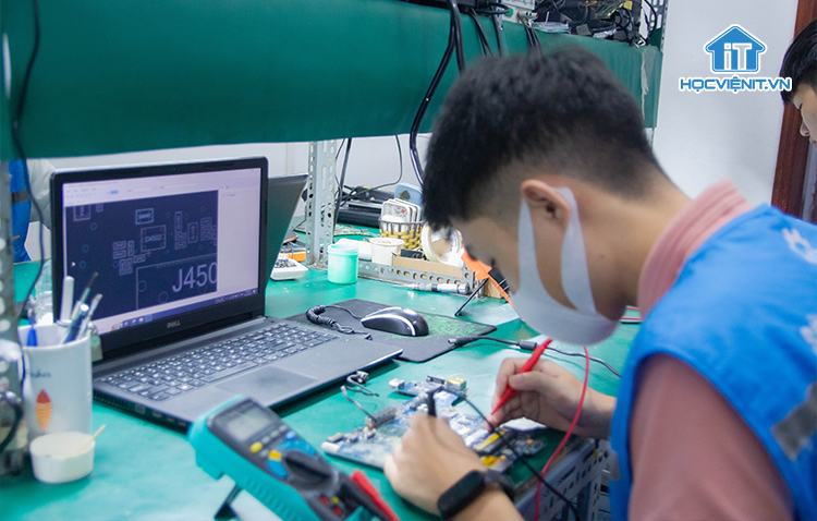 Học sửa laptop có mức lương trong khoảng từ 10 -15 triệu đồng một tháng