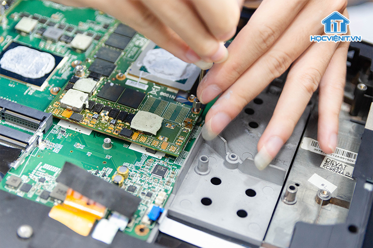 Mở và kiểm tra main trên laptop