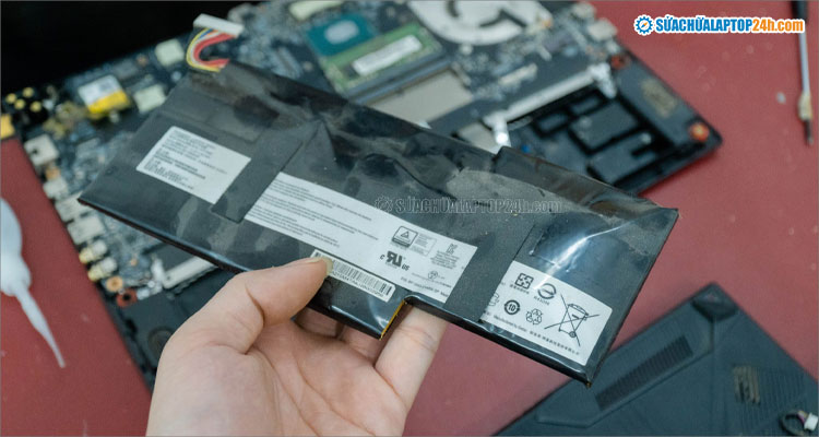 Thay pin laptop bị phồng để khắc phục tình trạng hở vỏ