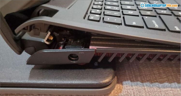Laptop bị hở vỏ, hở bản lề do nhiều nguyên nhân