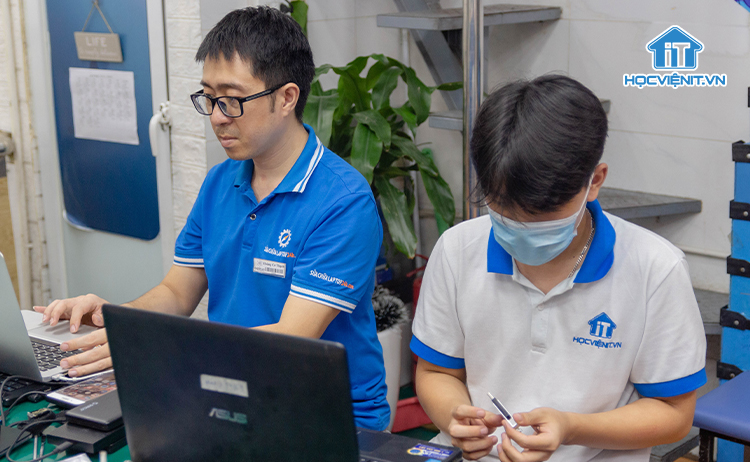 Kỹ thuật viên sửa chữa máy tính