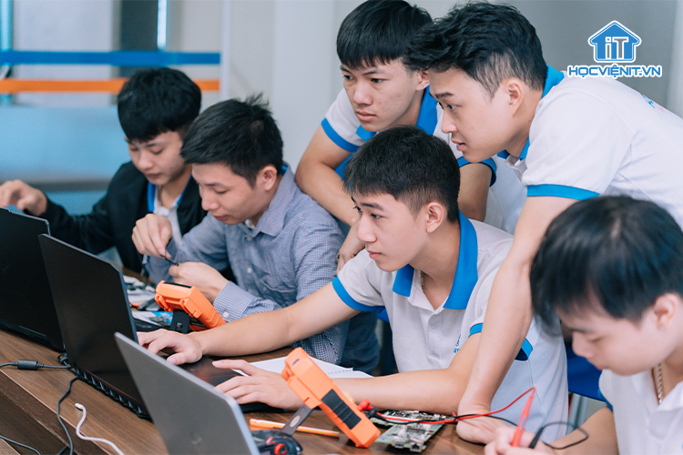  Một lớp học nghề sửa chữa laptop của Học viện iT