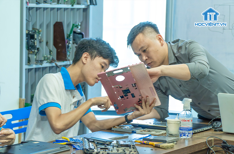 Học viên được hướng dẫn rất tận tình tại Học viện IT