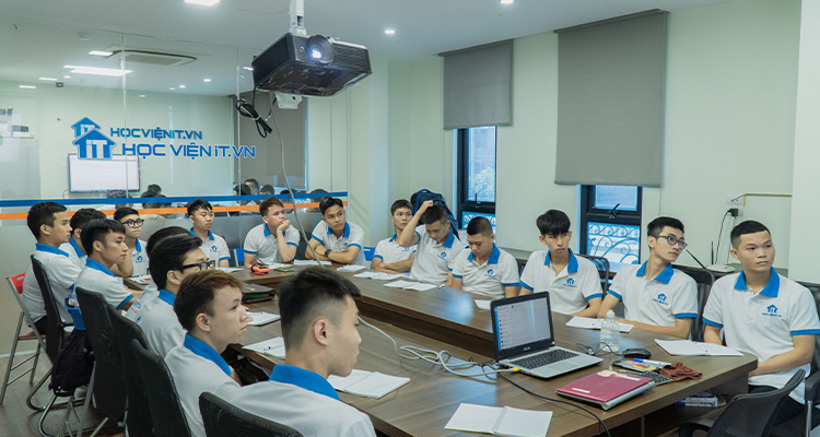Một buổi học sửa laptop tại Học viện iT