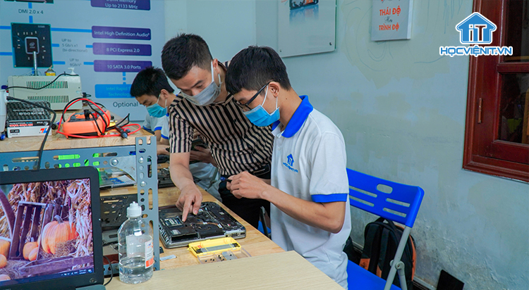 Một lớp học sửa chữa laptop của Học viện iT
