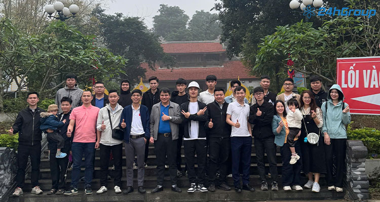 Tập thể cán bộ nhân viên trước chùa Bổ Đà