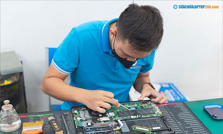 Thay thế linh kiện sẽ giúp hạn chế tối đa các lỗi phát sinh sau khi laptop bị vô nước