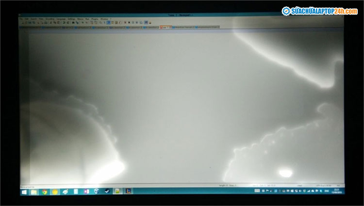 Màn hình laptop bị vô nước do dính mưa