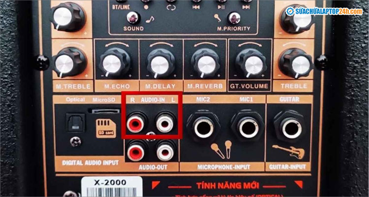 Cắm đầu dây AV màu đỏ vào cổng Line in