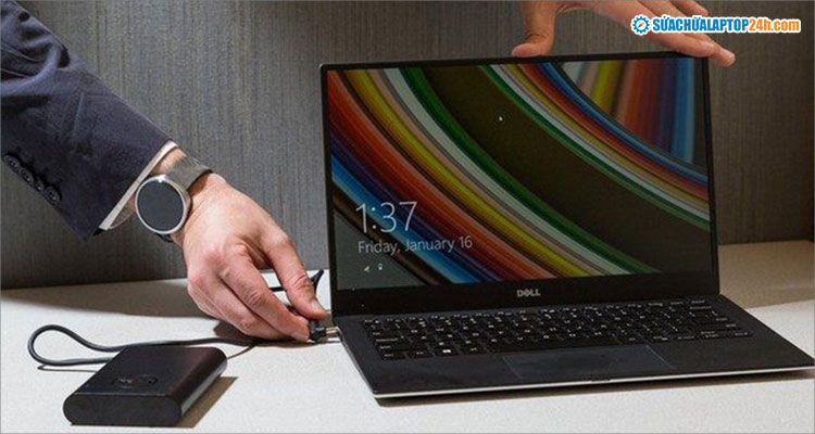 Bạn hãy cắm nguồn điện trước rồi mới cắm jack nối vào laptop