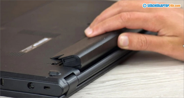Người dùng tuyệt đối không được tháo pin ra khỏi laptop để sạc