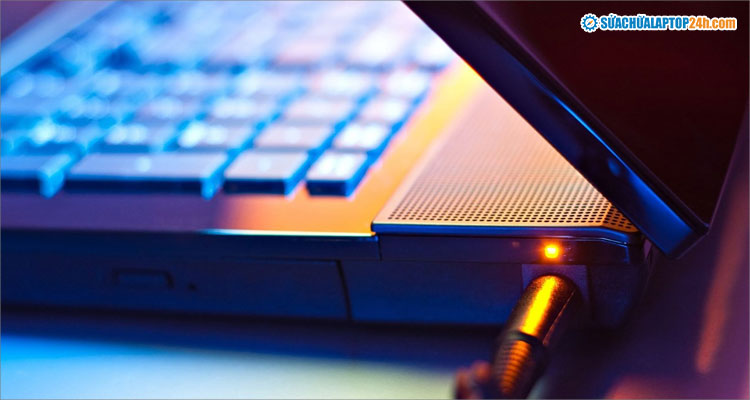 Người dùng không nên cắm sạc laptop mọi lúc mọi nơi