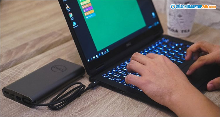 Hạn chế vừa cắm sạc vừa sử dụng laptop khi chưa đầy pin