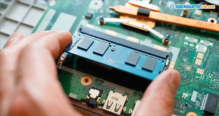 RAM laptop giúp lưu trữ dữ liệu tạm thời trên các ứng dụng đang mở