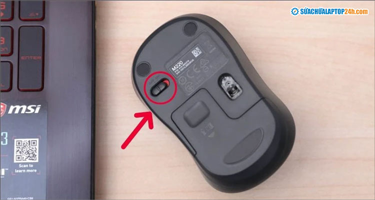 Bật công tắc ở dưới đáy hoặc mặt bên của chuột không dây