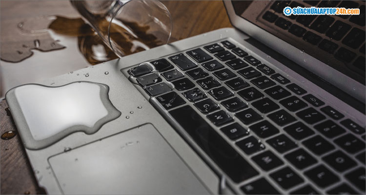 Laptop bị rơi xuống nước có sửa được không?