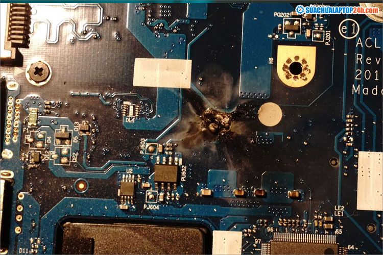 Mainboard laptop gaming bị hư hỏng nghiêm trọng do quá tải nguồn