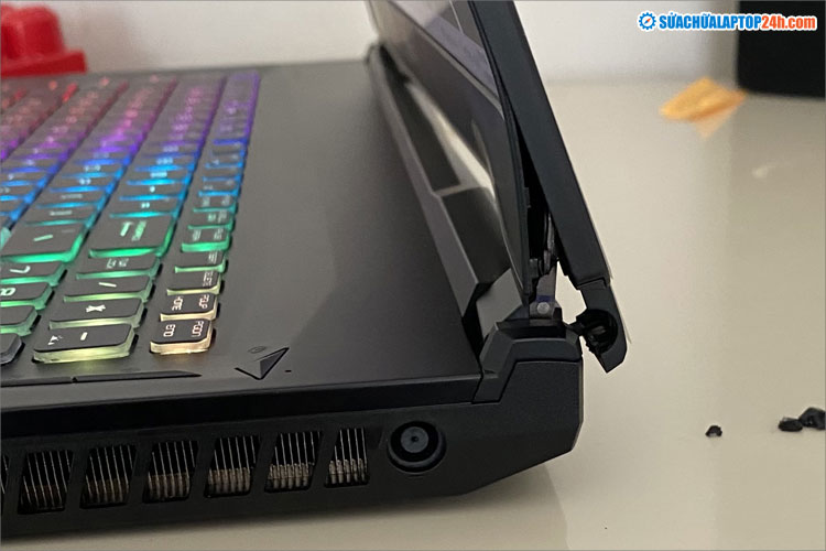 Màn hình laptop MSI bị nứt vỡ