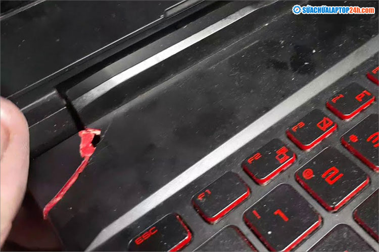 Phần nhựa chân bản lề laptop bị nứt vỡ